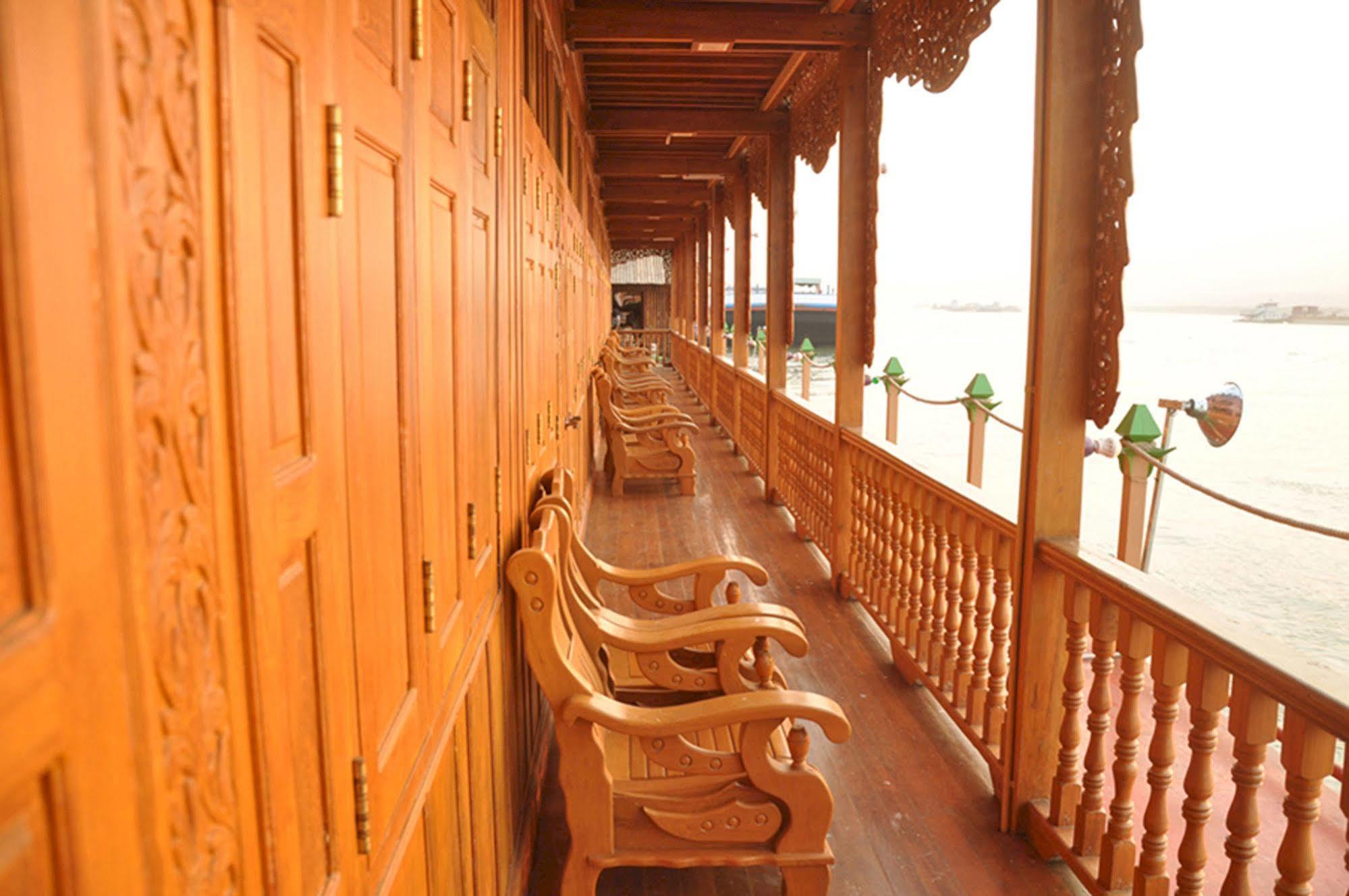 Mandalay Karaweik Mobile Hotel Εξωτερικό φωτογραφία